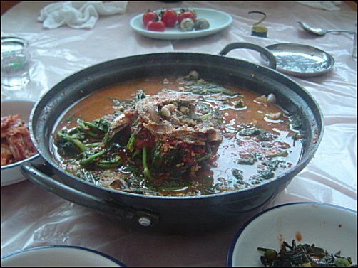 멸치찌개에 담긴 멸치의 속살을 발라먹는 맛도 그만이다 